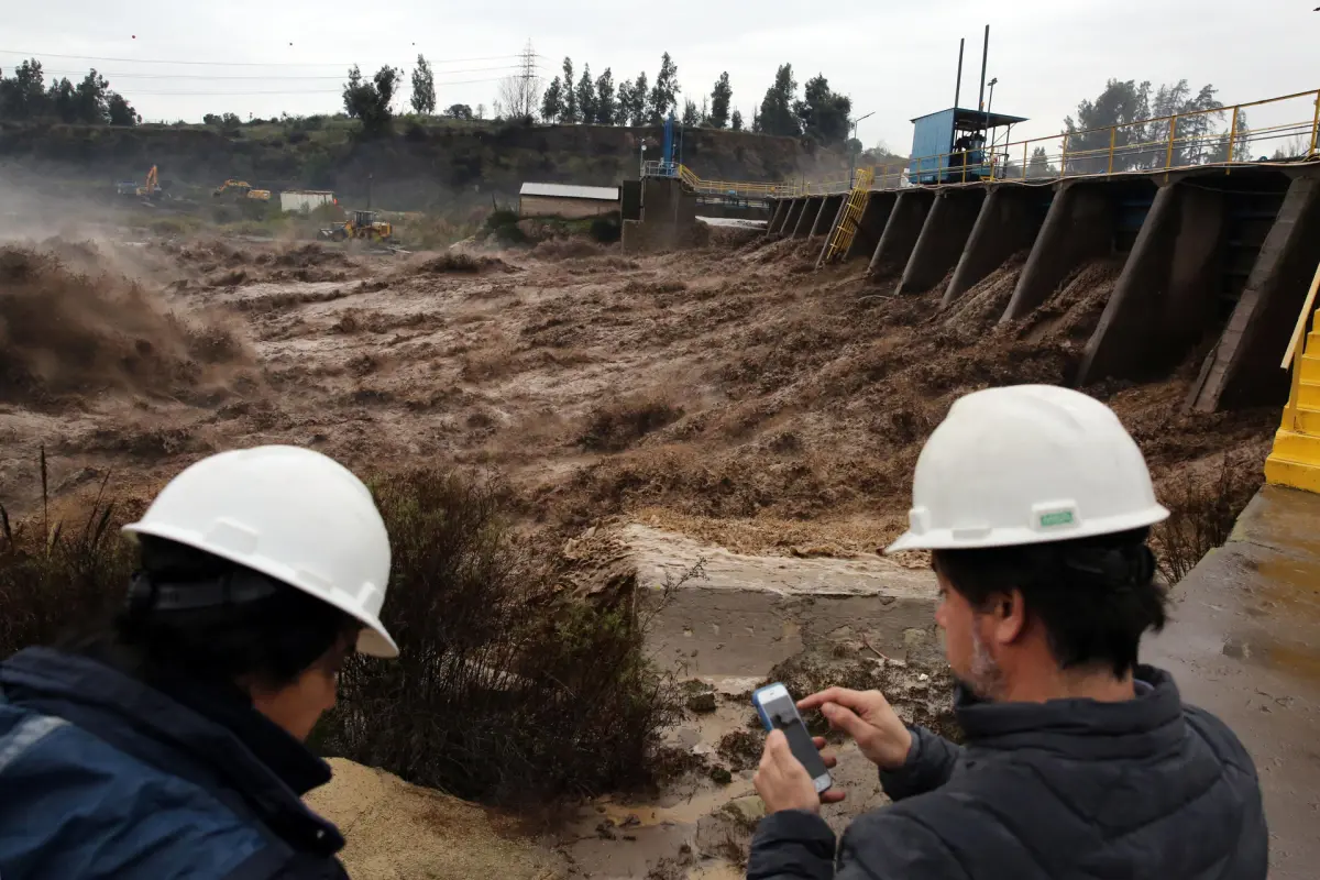 La crisis climática pone en alerta a la capital chilena por lluvias torrenciales inusuales 1