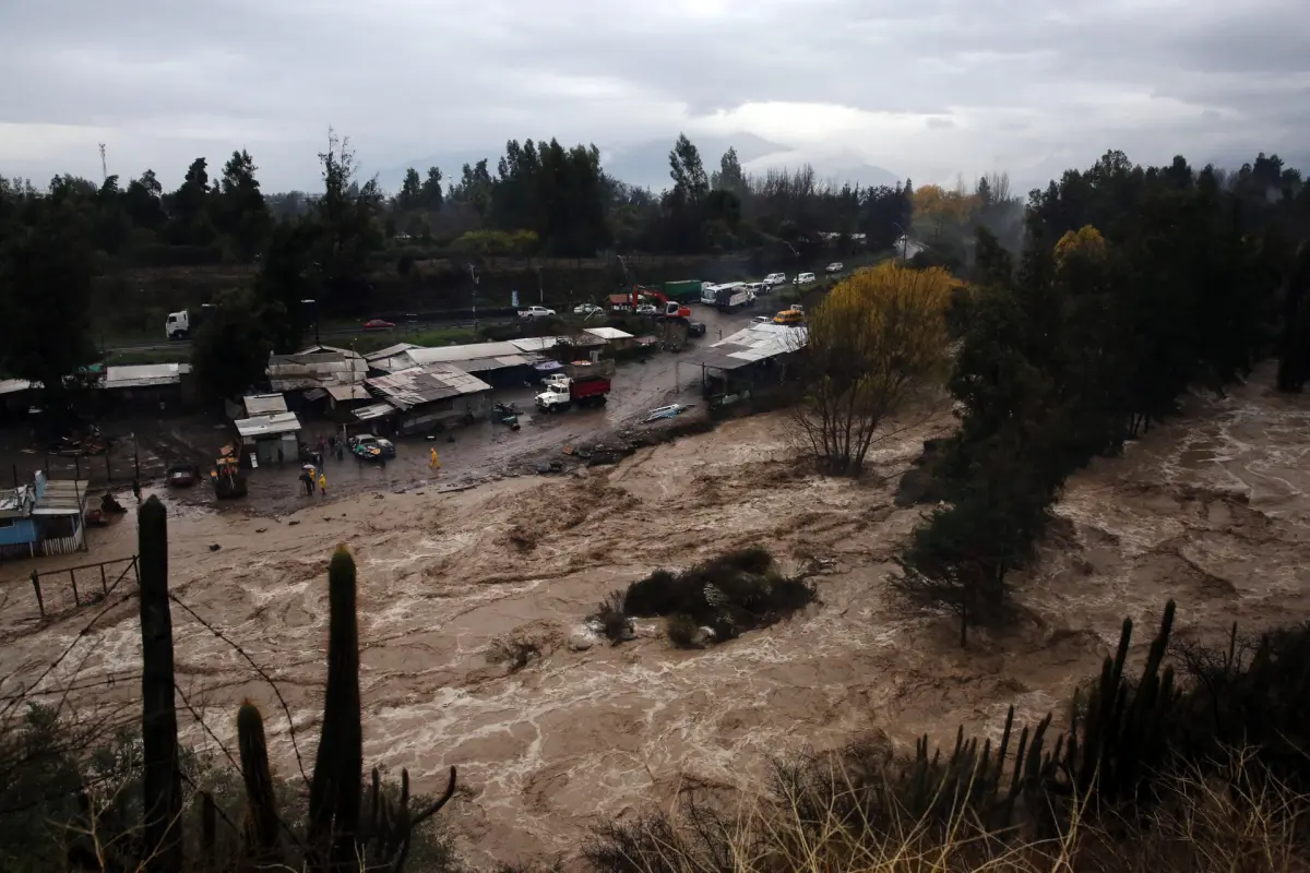 La crisis climática pone en alerta a la capital chilena por lluvias torrenciales inusuales 1