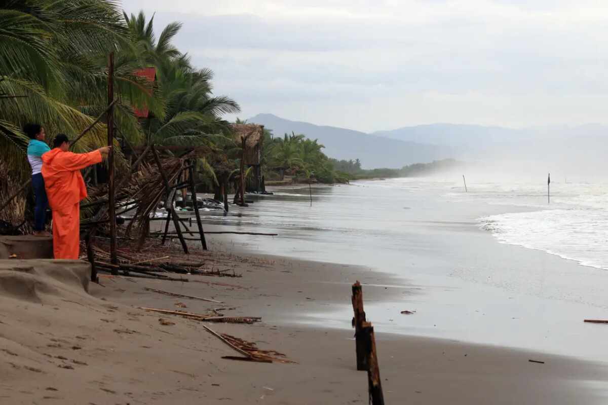 La depresión tropical 2-E se acerca a México antes de convertirse en la tormenta Beatriz