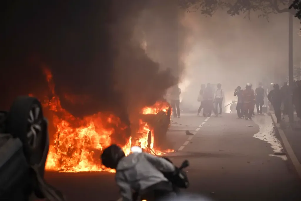 La marcha por el chico muerto a tiros de la policía en Nanterre degenera en disturbios