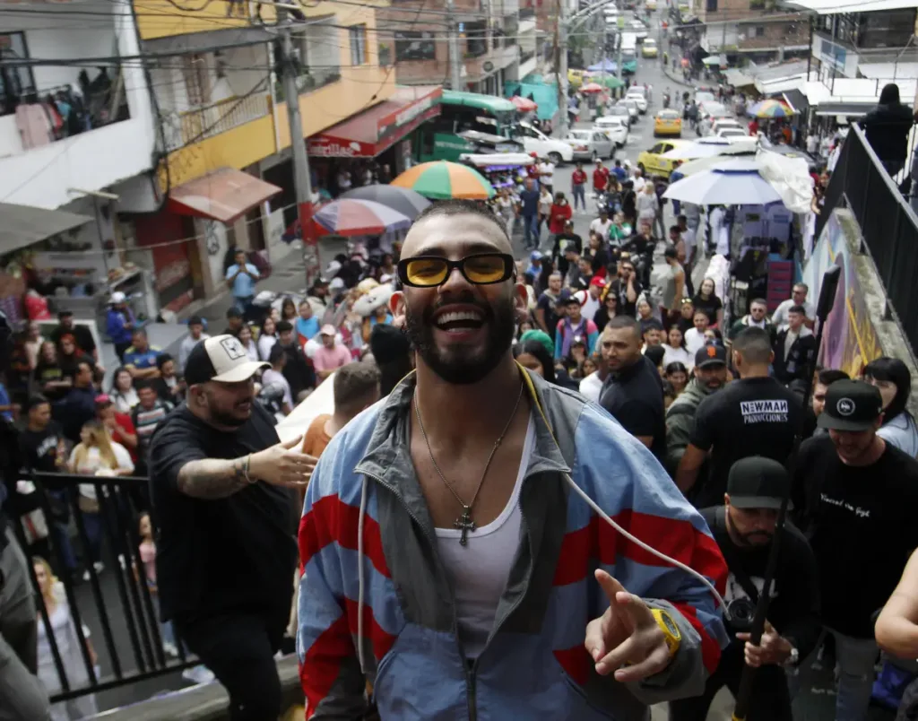 Manuel Turizo se rodea de fans en la Comuna 13 de Medellín antes de sus conciertos