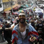 Manuel Turizo se rodea de fans en la Comuna 13 de Medellín antes de sus conciertos