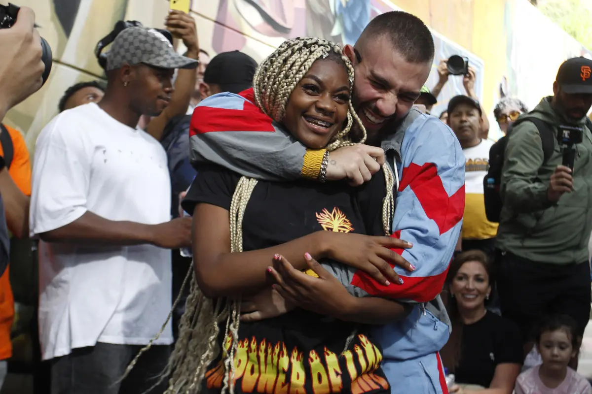 Manuel Turizo se rodea de fans en la Comuna 13 de Medellín antes de sus conciertos