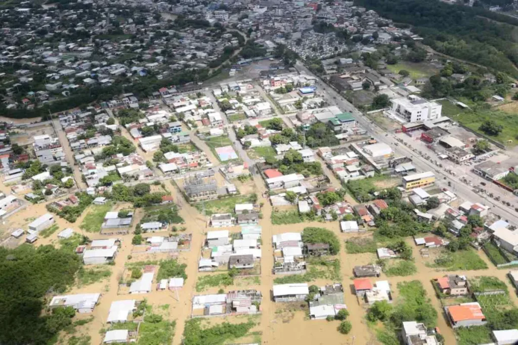 Más de 1.400 rescatados tras las potentes lluvias que azotaron la costa norte de Ecuador