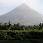 Más de 12.800 evacuados por el riesgo de erupción del volcán Mayón en Filipinas