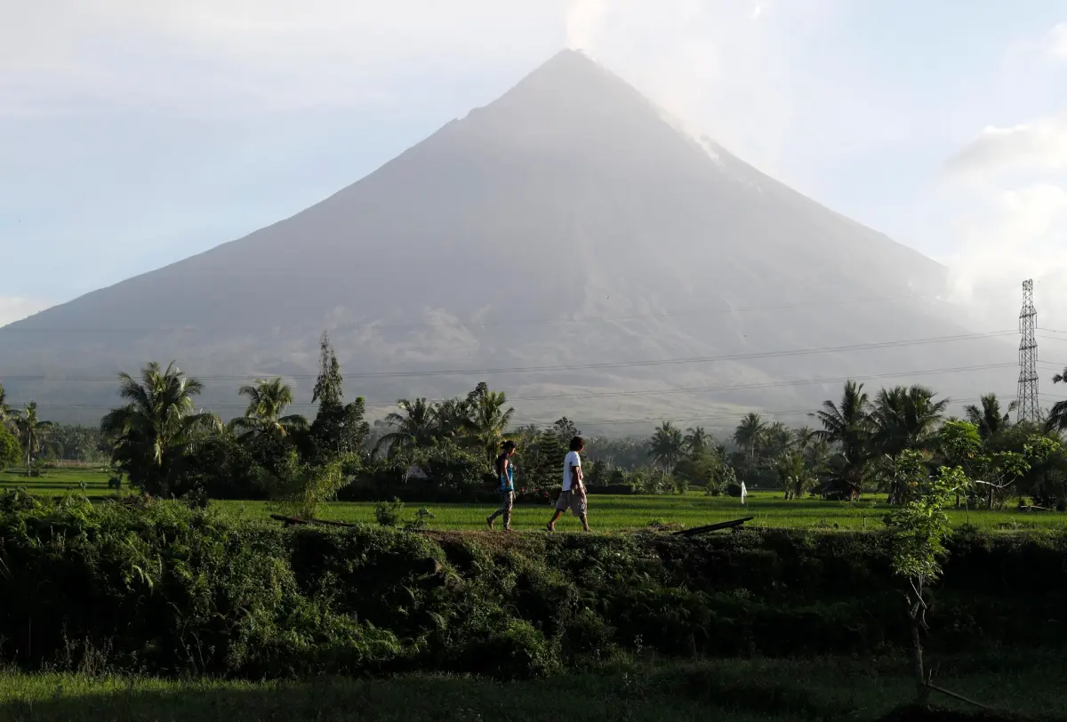 Más de 12.800 evacuados por el riesgo de erupción del volcán Mayón en Filipinas