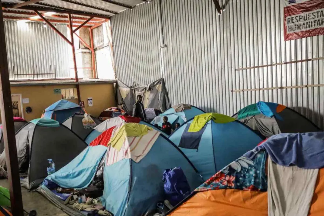Migrantes mexicanos desplazados por la violencia acaparan la frontera en Tijuana