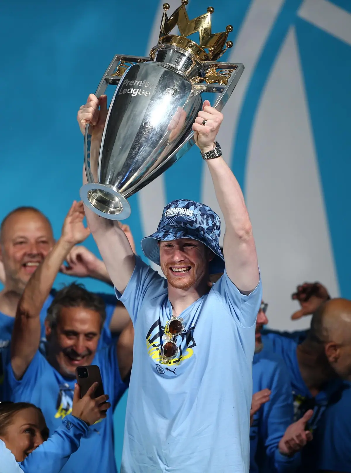 Miles de personas desafían la lluvia en Manchester para celebrar la Champions del City