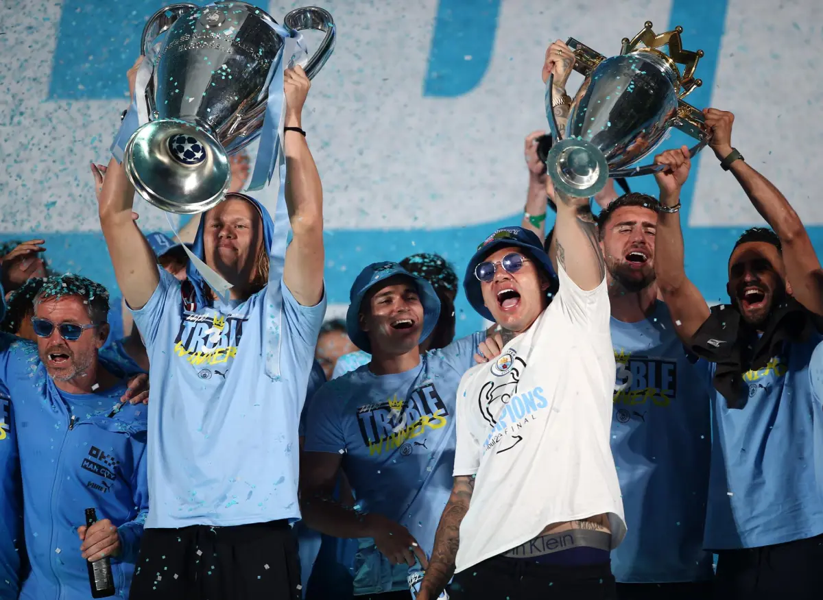 Miles de personas desafían la lluvia en Manchester para celebrar la Champions del City
