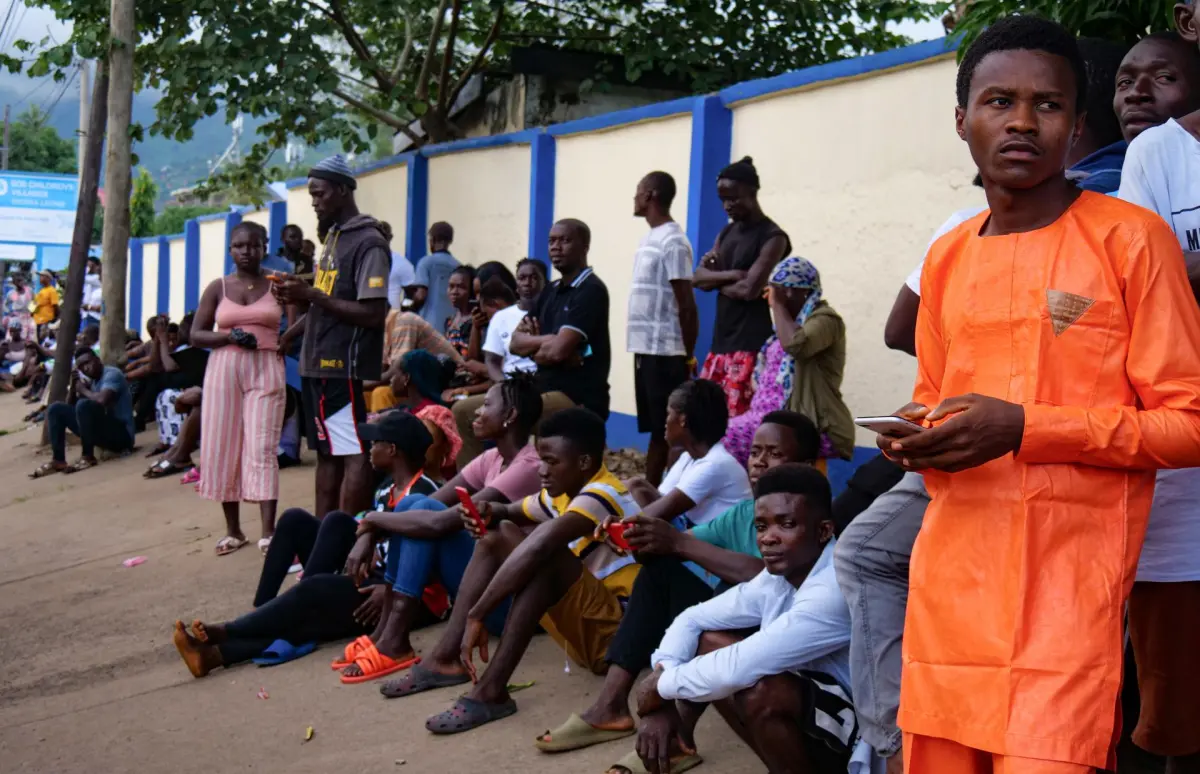 Sierra Leona acude a las urnas para elegir a su próximo presidente sin incidentes graves