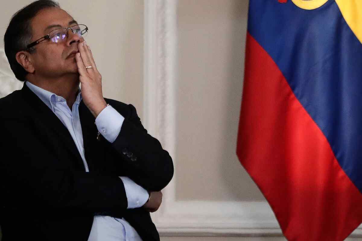 Petro desmiente relación con el dinero perdido en casa de Laura Sarabia-Solo el 33,8% de los colombianos aprueban la gestión de Petro, según encuesta Invamer- Datexco revela que Petro tiene un 62% de desaprobación en todo el país