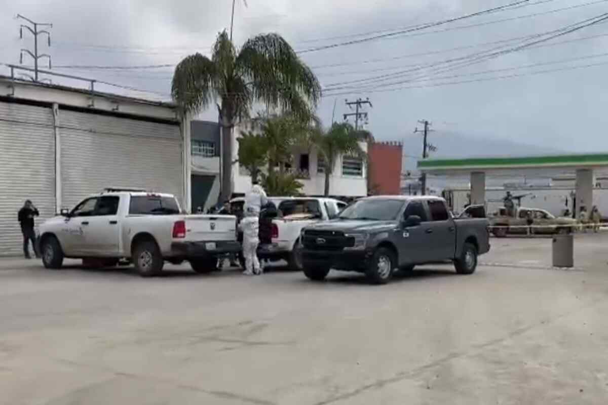 Capturan a dos sujetos con siete cuerpos en una camioneta en Tijuana