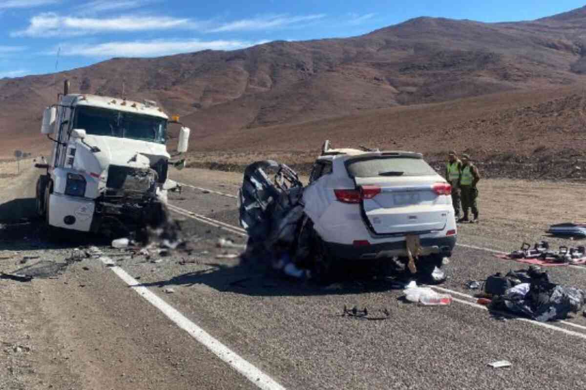Choque fatal entre camión de ácido y auto deja 4 mineros muertos en Chañaral