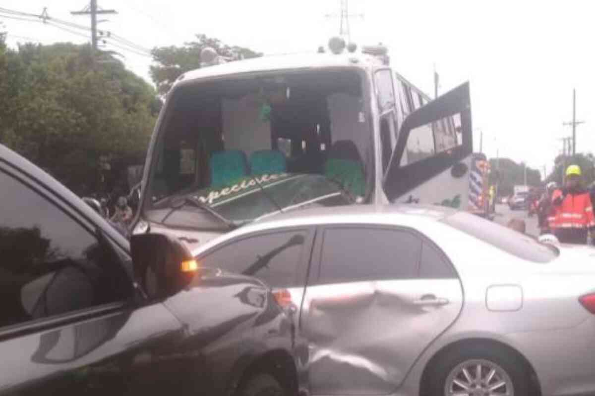 Bus se salta el separador y provoca accidente en el sector de la Feria de Ganado