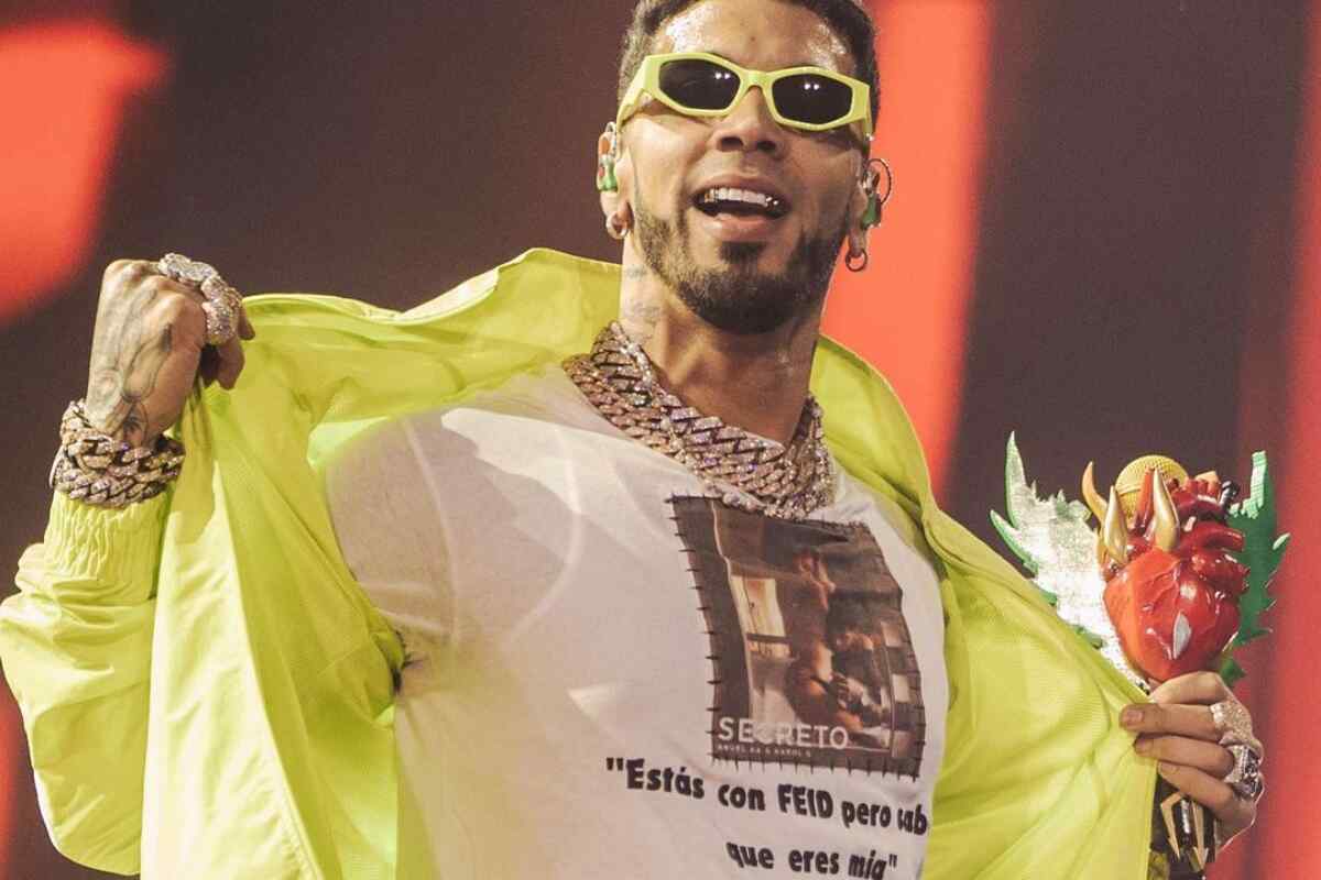Anuel AA lanza indirecta a Karol G y Feid con camiseta polémica