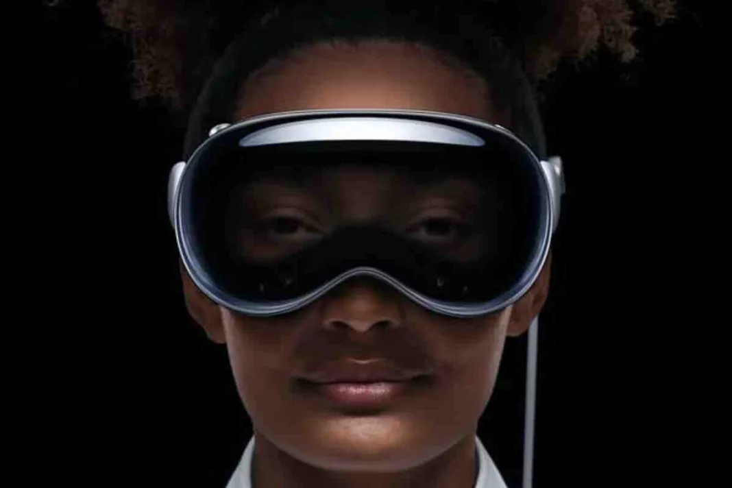 Presentan Apple Vision Pro de interacción AR controlada por ojos, voz y manos