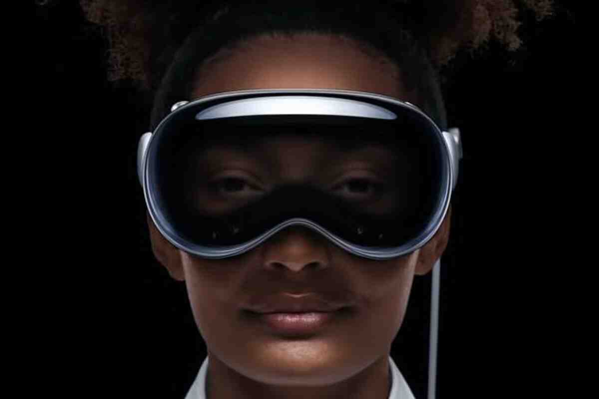 Presentan Apple Vision Pro de interacción AR controlada por ojos, voz y manos