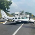 Cierran carretera en Veracruz por aterrizaje de emergencia de avioneta