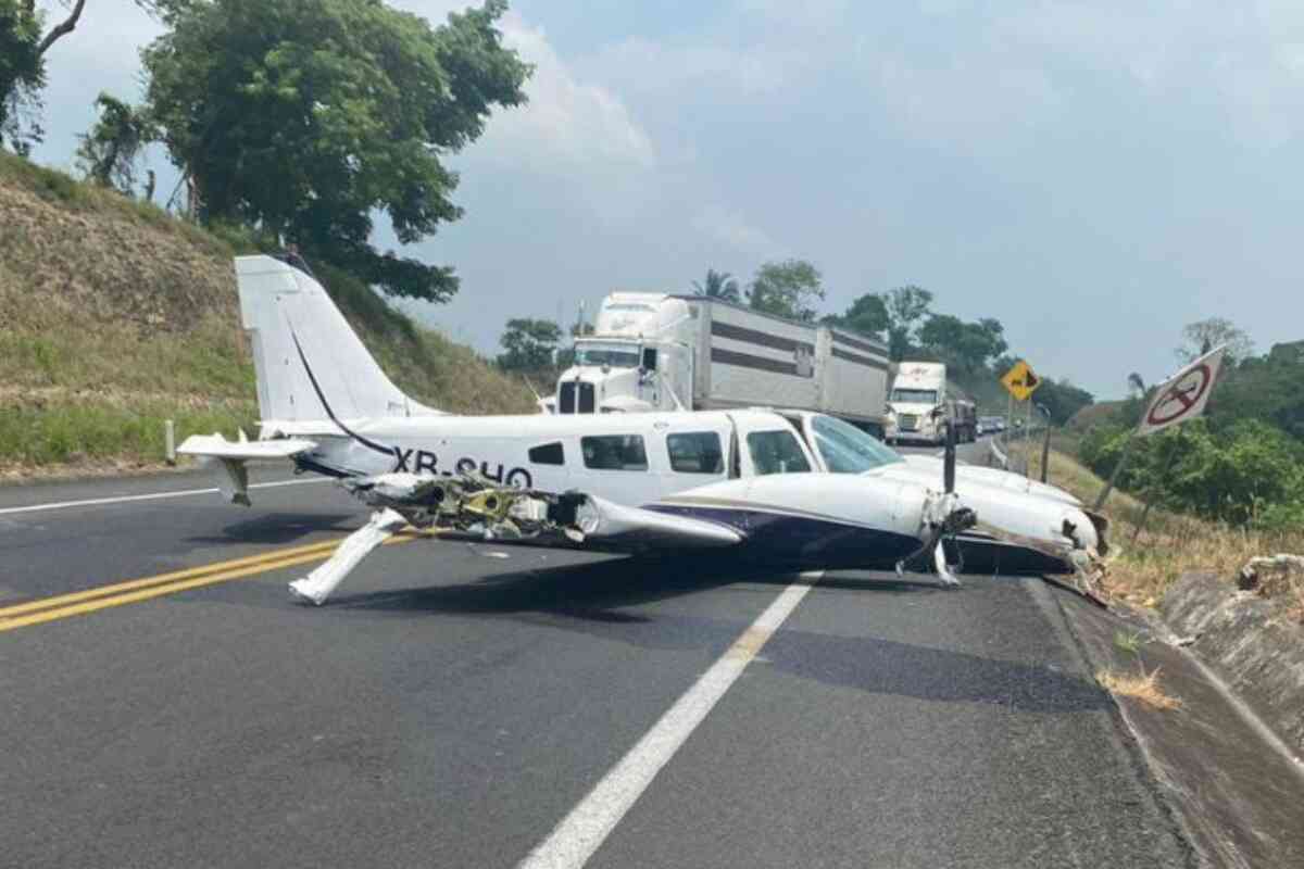 Avioneta aterriza dramáticamente sobre autopista en Veracruz por falla mecánica