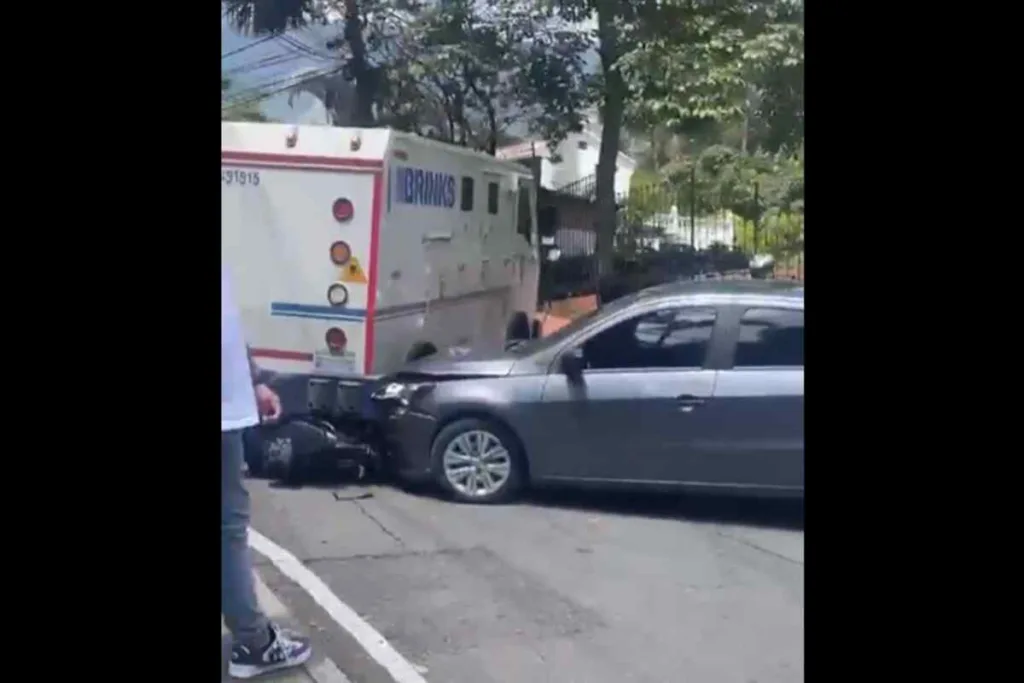 Grave accidente en El Poblado: camión de valores se lleva por delante a unos 5 vehículos