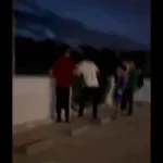 Otro carro cae de un parqueadero en Envigado y deja a una mujer sin heridas