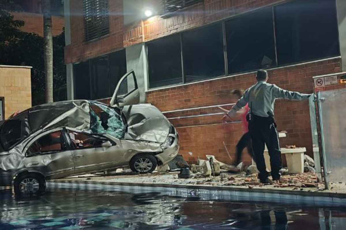 Insólito accidente: carro se desplomó desde parqueadero y cayó a piscina en Envigado