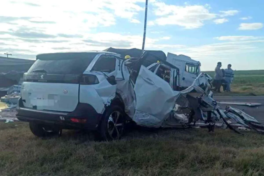 Accidente en Córdoba: un camión impacta contra un auto y mata a una familia chilena