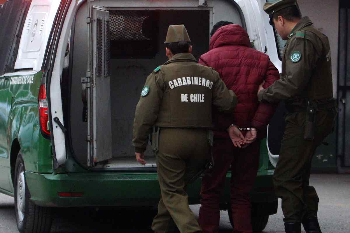 Hombre saca cuchillo en el Metro de Santiago y amenaza a otro usuario por no darle el asiento a una mujer