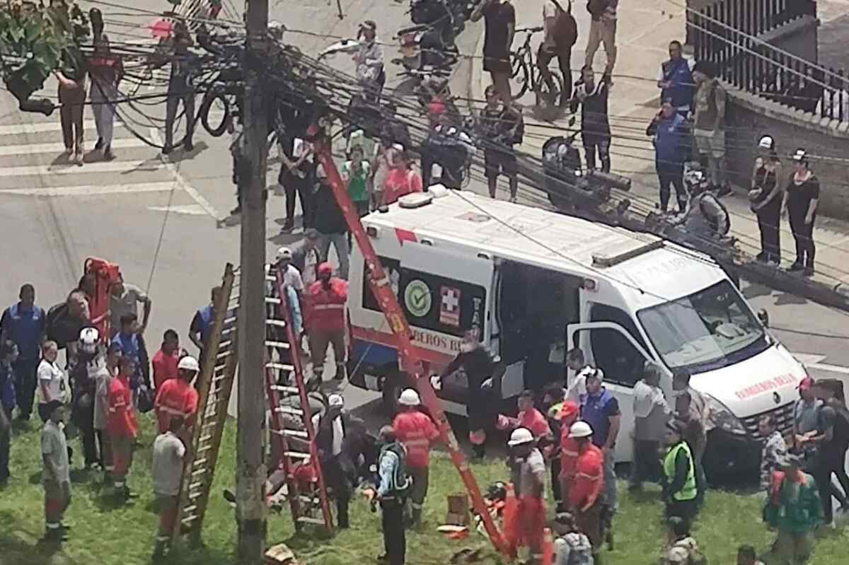 Así fue el accidente de un trabajador de Claro que recibió una descarga eléctrica en un poste en Bello - barrio Niquía