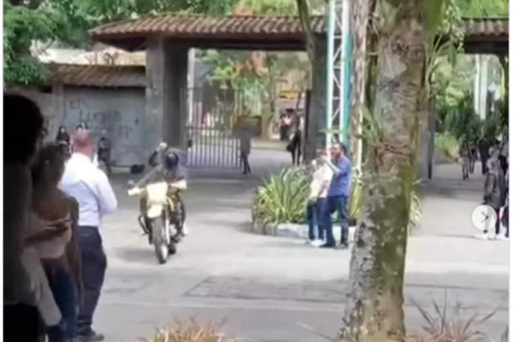 Encapuchados queman moto policial en la UdeA y siembran caos en el Alma Mater