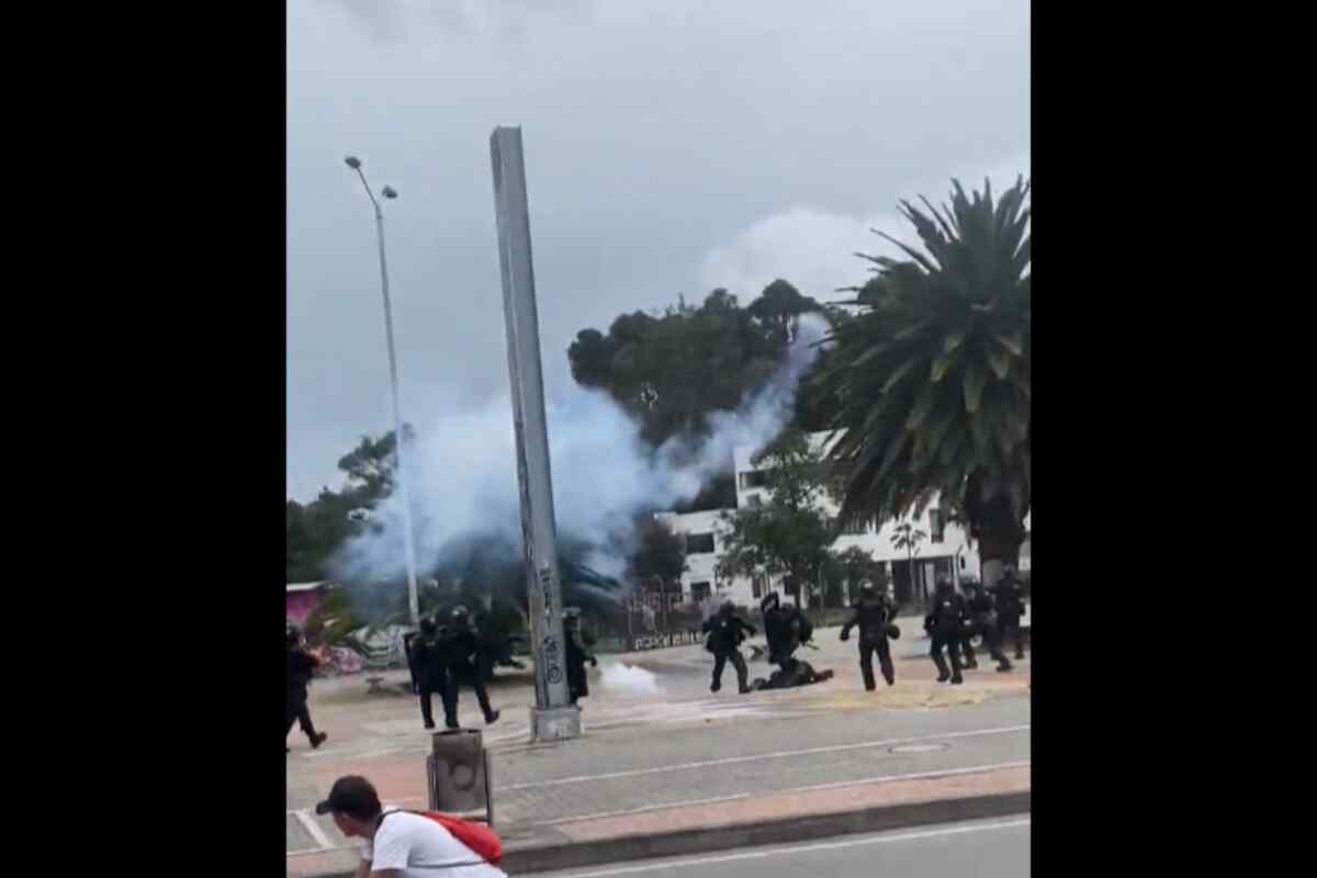 claudia lopez- policía herido por papa bomba en la universidad nacional de Bogotá- video--Incertidumbre por la evolución del policía en coma tras ataque en la Universidad Nacional