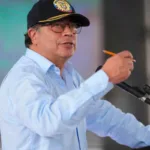 Petro invita a los colombianos a no gastar tanta gasolina ante el alza de los precios- El presidente Petro sugiere una cuota en la factura de la luz para acceder al transporte público--Petro solo tiene buena imagen en Cali, según encuesta de SEMANA y El País