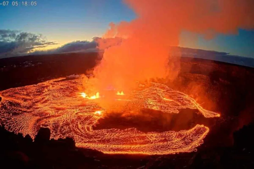 Así es el lago de lava del volcán Kilauea en Hawái, que ha entrado en erupción este miércoles
