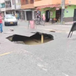 Hueco gigante se abre en una calle de El Congolo, en Bello por, aguas subterráneas
