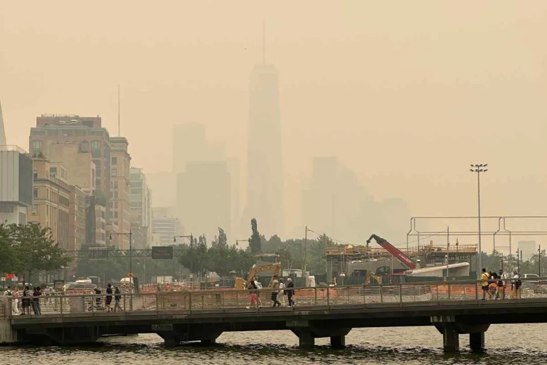 El humo de los incendios en Canadá cubre el este de los EE. UU. y pone en riesgo a la población