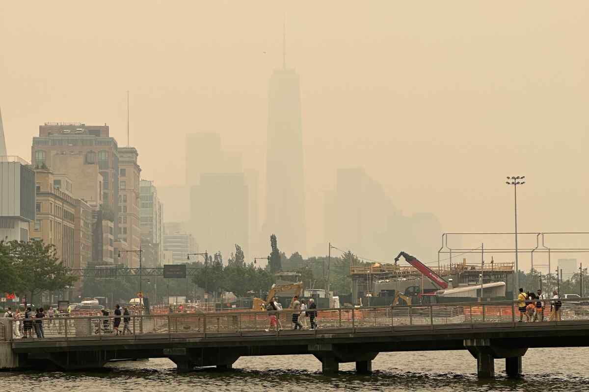 El humo de los incendios en Canadá cubre el este de los EE. UU. y pone en riesgo a la población