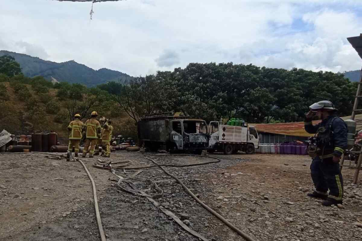 Desmantelan red de distribución ilegal de gas en Bello tras explosión en una bodega