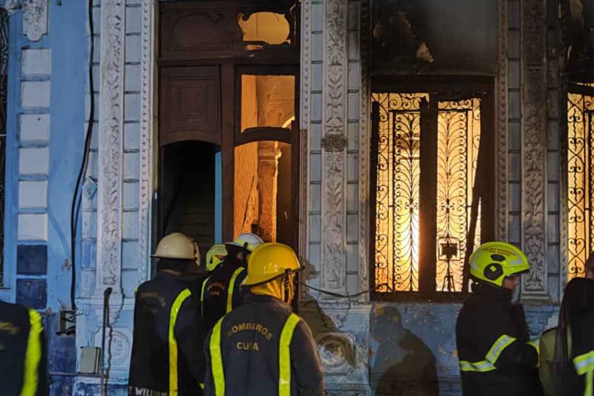 Bomberos y Policía de Cuba sofocan incendio mortal en Centro Habana