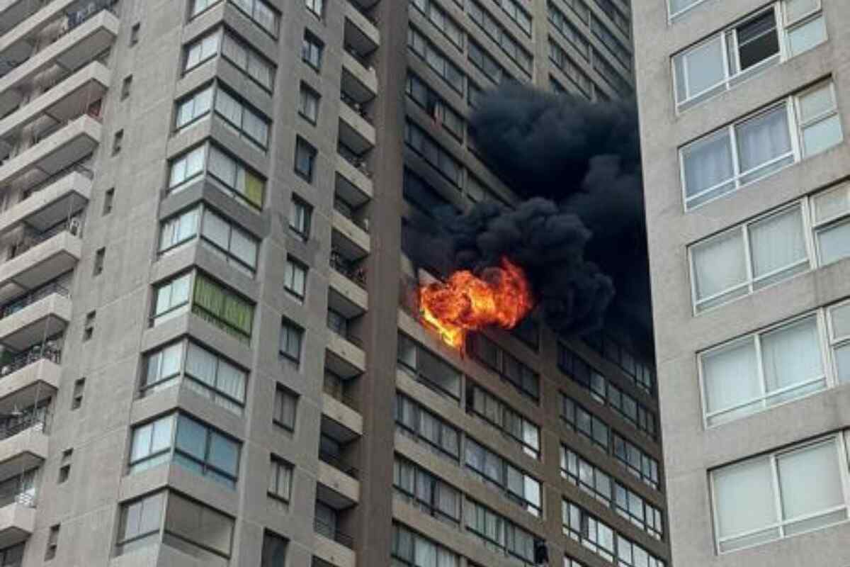 Santiago Centro: Bomberos controlan incendio en edificio cerca de Carmen y Santa Victoria
