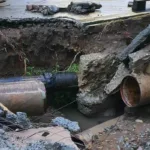 Tubo madre dañado causa estragos en el puente del deprimido de La Aguacatala, en Medellín