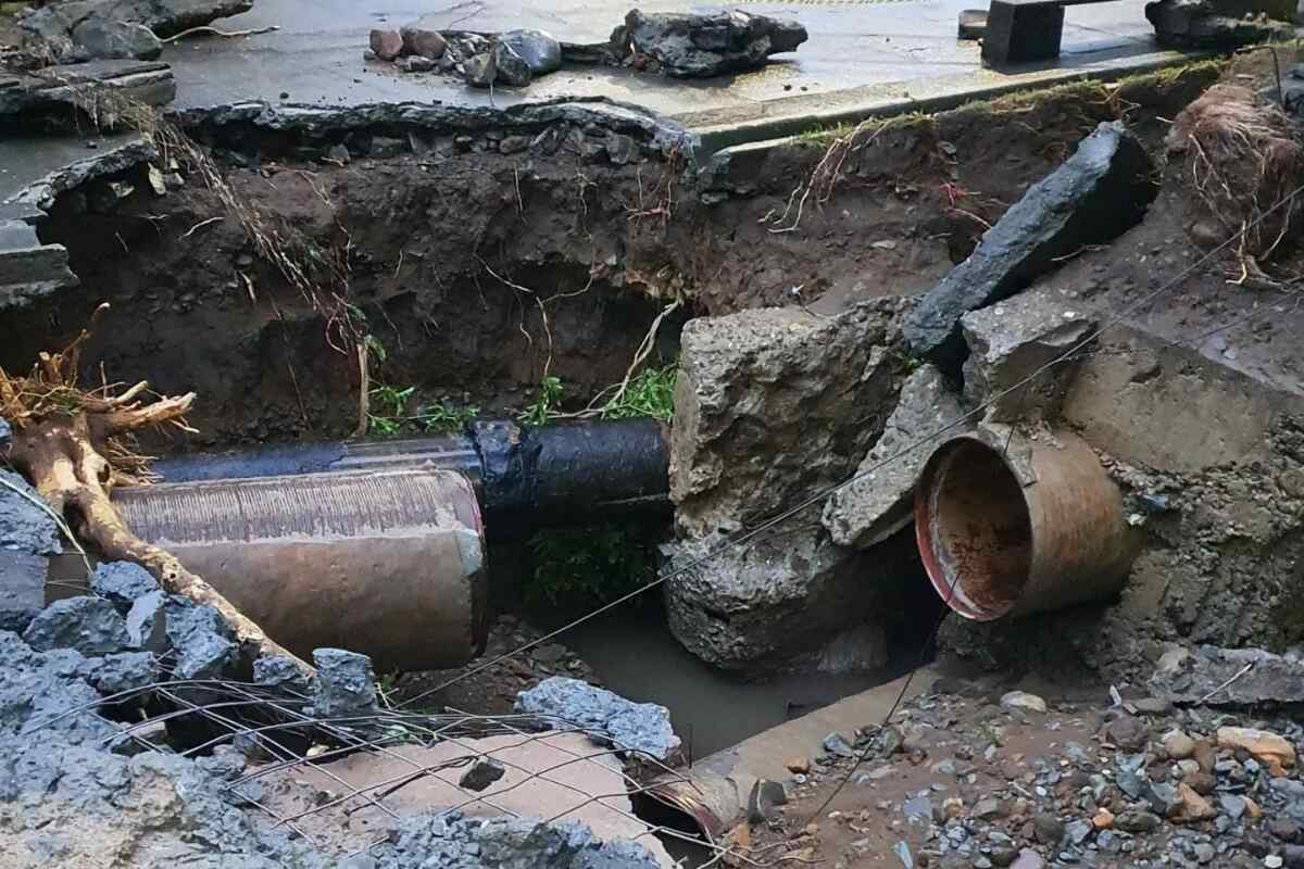 Tubo madre dañado causa estragos en el puente del deprimido de La Aguacatala, en Medellín