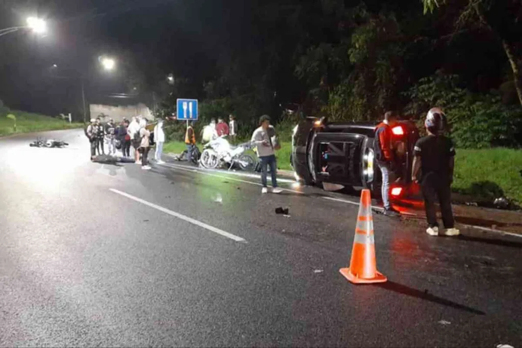 En Las Palmas, conductor irresponsable mata a un policía y un motociclista al arrollar un retén