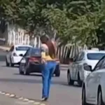 maestra- Mujer se desnuda frente a la Secretaría de Educación de Tabasco para exigir su plaza