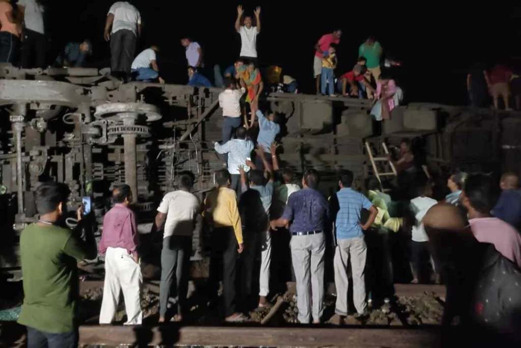 Odisha: Más de 120 personas pierden la vida en un triple choque de trenes en la India
