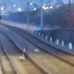 ¿Qué pasó con el pasajero que se sentó en los rieles del metro de Medellín?