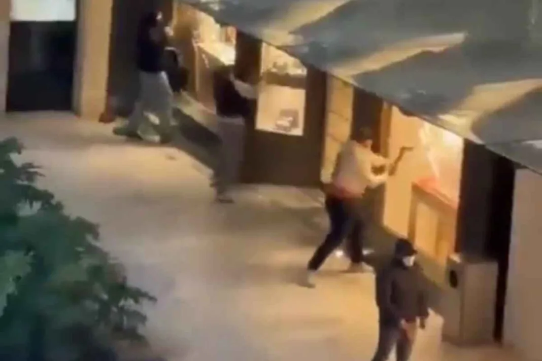 robo en antara__Atrapan al responsable del atraco millonario a joyería en Antara, Polanco, CDMX -Roban 15 relojes millonarios en violento asalto a la joyería Berger en Plaza Antara