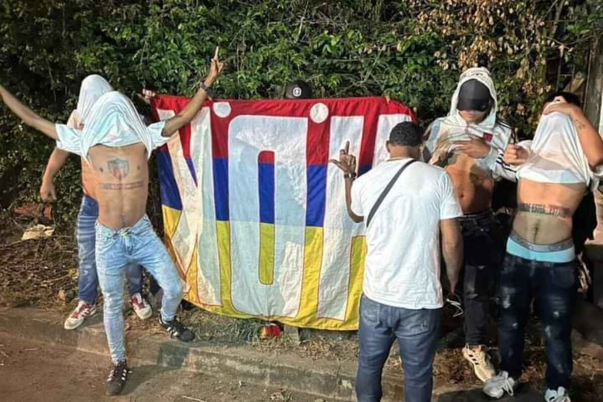 Robo de banderas desencadena advertencia de guerra entre barras de América, Cali y Junior