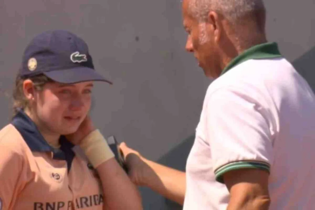 El drama de la recogepelotas que recibió un pelotazo en el cuello y provocó la descalificación de Kato y Sutjiadi-roland garros