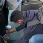 la grandeza de Lionel Scaloni: Ata los cordones de una señora en un gesto inolvidable