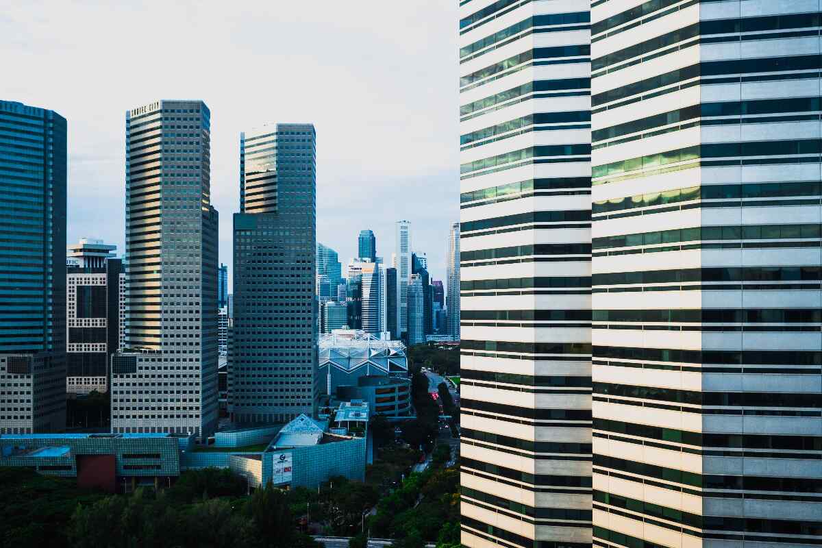 Singapur supera a Shanghái como la ciudad más cara para vivir en 2023--- Singapur lidera el ranking de las ciudades más caras para vivir en 2023